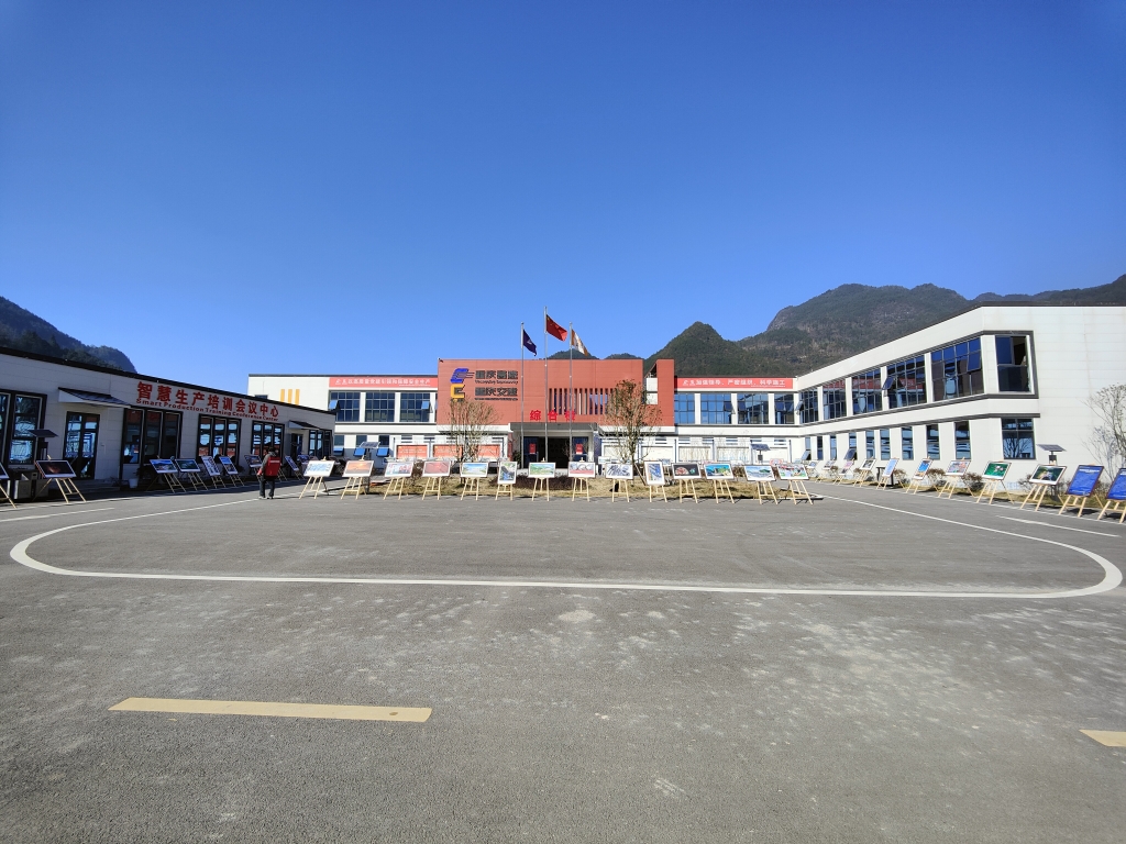 2022年11月14日，，，，，，，，重庆太阳城官网公路建设史上摄影展首次走进建设工地——巫云开公司组织“贯彻落实党的二十大精神 起劲开创巫云开建设新时势——巫云开太阳城官网摄影巡展”。。。。。。。。 (1)